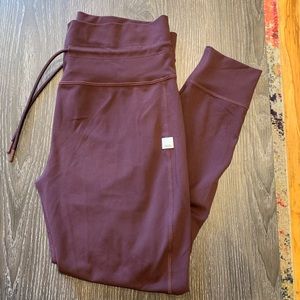 Vuori Daily Legging in Ruby Color Size XL